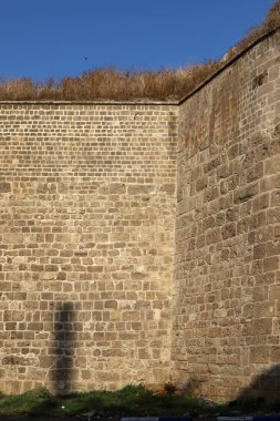 İsrail'in kuzeyinde Acre kentinde antik bir taş ve beton kale yüksek duvar 