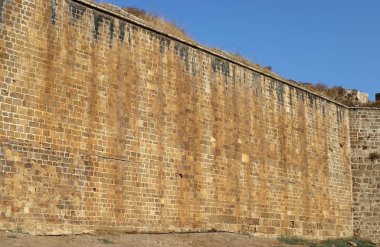 İsrail'in kuzeyinde Acre kentinde antik bir taş ve beton kale yüksek duvar 