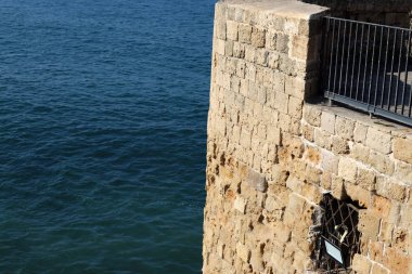 İsrail'in kuzeyinde Acre kentinde antik bir taş ve beton kale yüksek duvar 