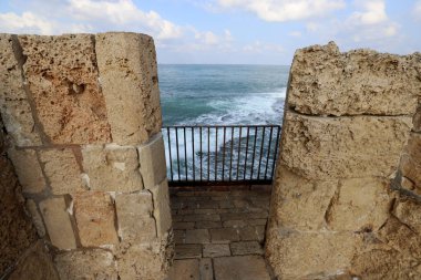 İsrail'in kuzeyinde Acre kentinde antik bir taş ve beton kale yüksek duvar 