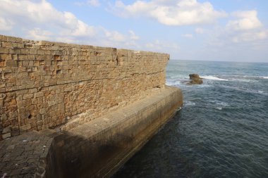 İsrail'in kuzeyinde Acre kentinde antik bir taş ve beton kale yüksek duvar 