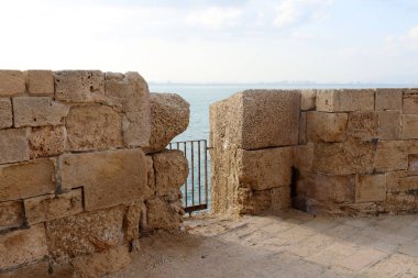 İsrail'in kuzeyinde Acre kentinde antik bir taş ve beton kale yüksek duvar 