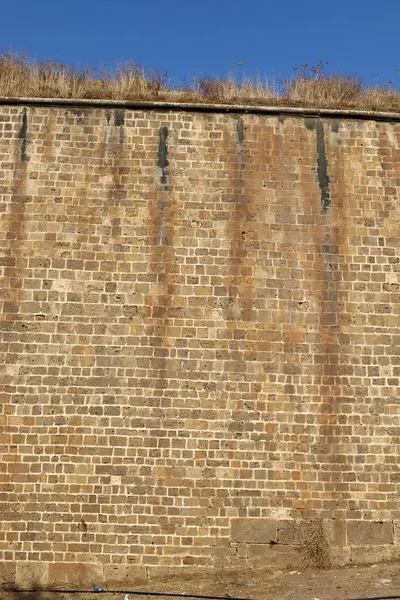 Hohe Mauer Einer Alten Festung Aus Stein Und Beton Der — Stockfoto