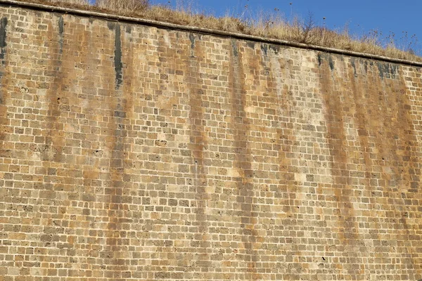 İsrail'in kuzeyinde Acre kentinde antik bir taş ve beton kale yüksek duvar 