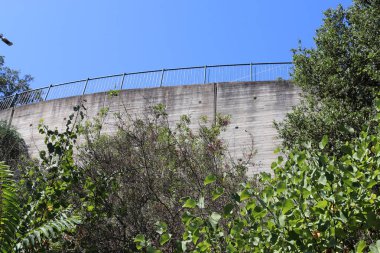 İsrail'in kuzeyinde Acre kentinde antik bir taş ve beton kale yüksek duvar 