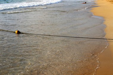 Izin verilen yüzme alanı korumak için İsrail devletinin kuzeyinde bir plajda bir ip 