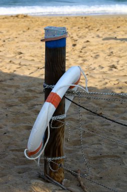 Izin verilen yüzme alanı korumak için İsrail devletinin kuzeyinde bir plajda bir ip 