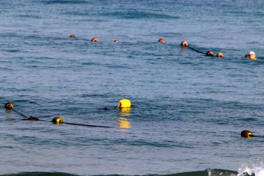 Izin verilen yüzme alanı korumak için İsrail devletinin kuzeyinde bir plajda bir ip 