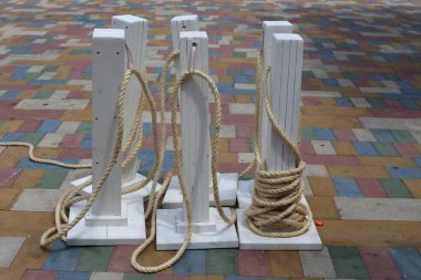 Izin verilen yüzme alanı korumak için İsrail devletinin kuzeyinde bir plajda bir ip 