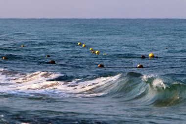 Izin verilen yüzme alanı korumak için İsrail devletinin kuzeyinde bir plajda bir ip 