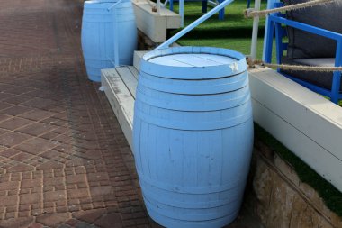 büyük bir ahşap varil kuzey İsrail'de bir şehir caddesi üzerinde duruyor 