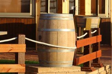 büyük bir ahşap varil kuzey İsrail'de bir şehir caddesi üzerinde duruyor 