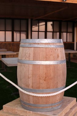 büyük bir ahşap varil kuzey İsrail'de bir şehir caddesi üzerinde duruyor 