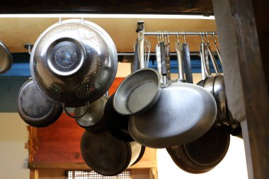 mutfak gereçleri ve araçları İsrail'de büyük bir hırdavatçı da sergileniyor 