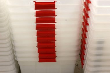 mutfak gereçleri ve araçları İsrail'de büyük bir hırdavatçı da sergileniyor 