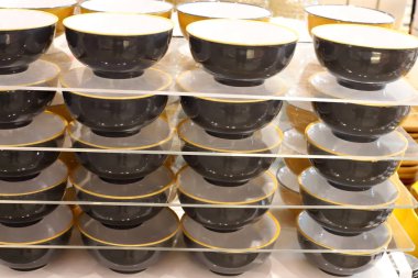 mutfak gereçleri ve araçları İsrail'de büyük bir hırdavatçı da sergileniyor 