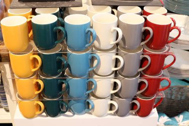 mutfak gereçleri ve araçları İsrail'de büyük bir hırdavatçı da sergileniyor 