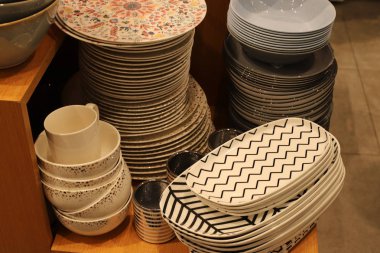 mutfak gereçleri ve araçları İsrail'de büyük bir hırdavatçı da sergileniyor 