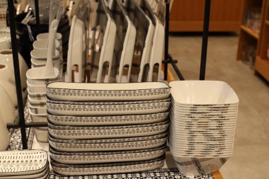 mutfak gereçleri ve araçları İsrail'de büyük bir hırdavatçı da sergileniyor 