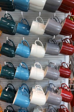 mutfak gereçleri ve araçları İsrail'de büyük bir hırdavatçı da sergileniyor 