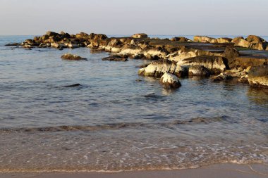 İsrail devletinin kuzeyinde Akdeniz'in ıssız kıyıları 