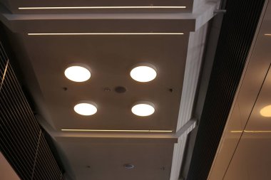 İsrail'in kuzeyinde bir şehir parkı yüklü aydınlatma için elektrikli fener ve lamba 