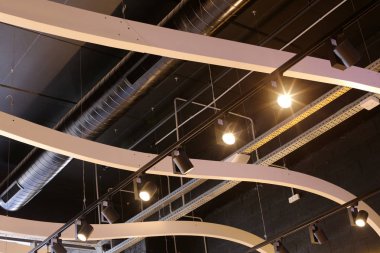 İsrail'in kuzeyinde bir şehir parkı yüklü aydınlatma için elektrikli fener ve lamba 