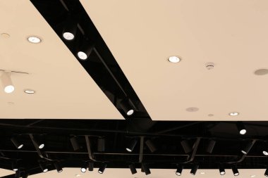 İsrail'in kuzeyinde bir şehir parkı yüklü aydınlatma için elektrikli fener ve lamba 