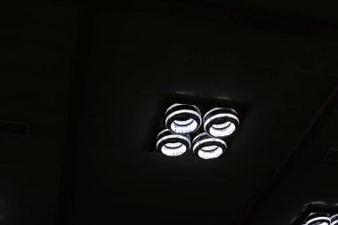 İsrail'in kuzeyinde bir şehir parkı yüklü aydınlatma için elektrikli fener ve lamba 