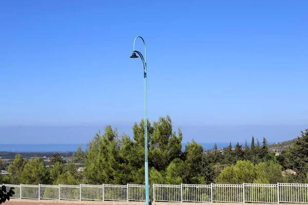 İsrail'in kuzeyinde bir şehir parkı yüklü aydınlatma için elektrikli fener ve lamba 