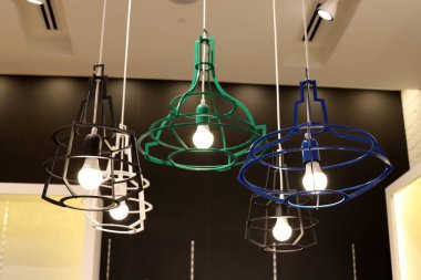 İsrail'in kuzeyinde bir şehir parkı yüklü aydınlatma için elektrikli fener ve lamba 