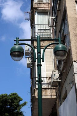 İsrail'in kuzeyinde bir şehir parkı yüklü aydınlatma için elektrikli fener ve lamba 