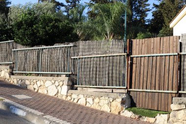 İsrail'in kuzeyinde Akdeniz kıyısında bir şehir orman parkı çit 