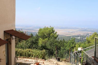İsrail devletinin kuzeyinde Akdeniz kıyısında küçük bir kasabada manzara 