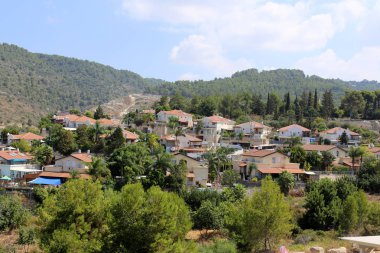 İsrail devletinin kuzeyinde Akdeniz kıyısında küçük bir kasabada manzara 