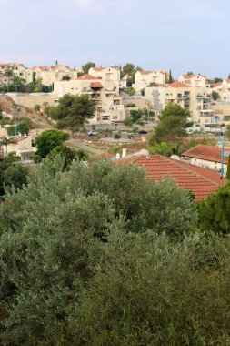 İsrail devletinin kuzeyinde Akdeniz kıyısında küçük bir kasabada manzara 