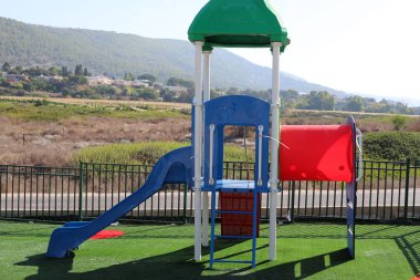 İsrail devletinin kuzeyinde Akdeniz kıyısında küçük bir kasabada manzara 