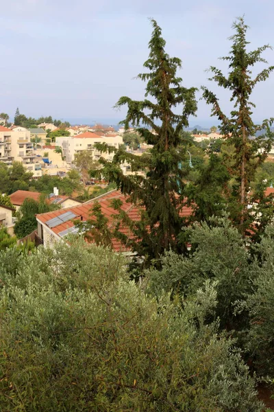 イスラエル国家の北の地中海の海岸にある小さな町の風景 — ストック写真