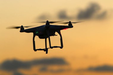 Kuzey İsrail'de bulutlu bir gökyüzünde bir multicopter sinekler ve fotoğraflar deniz manzara 