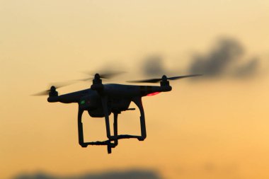 Kuzey İsrail'de bulutlu bir gökyüzünde bir multicopter sinekler ve fotoğraflar deniz manzara 