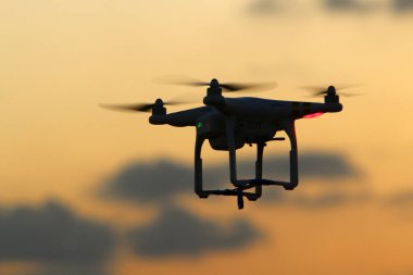 Kuzey İsrail'de bulutlu bir gökyüzünde bir multicopter sinekler ve fotoğraflar deniz manzara 