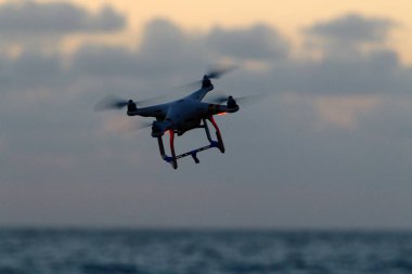 Kuzey İsrail'de bulutlu bir gökyüzünde bir multicopter sinekler ve fotoğraflar deniz manzara 