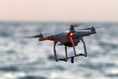 Kuzey İsrail'de bulutlu bir gökyüzünde bir multicopter sinekler ve fotoğraflar deniz manzara 