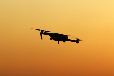 Kuzey İsrail'de bulutlu bir gökyüzünde bir multicopter sinekler ve fotoğraflar deniz manzara 