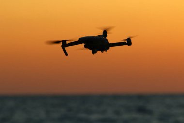 Kuzey İsrail'de bulutlu bir gökyüzünde bir multicopter sinekler ve fotoğraflar deniz manzara 