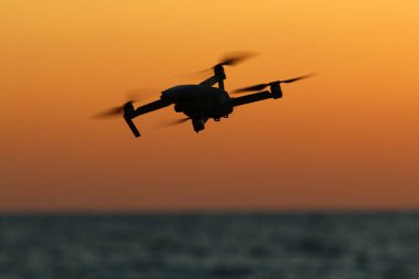 Kuzey İsrail'de bulutlu bir gökyüzünde bir multicopter sinekler ve fotoğraflar deniz manzara 