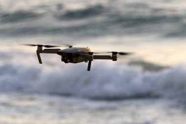Kuzey İsrail'de bulutlu bir gökyüzünde bir multicopter sinekler ve fotoğraflar deniz manzara 