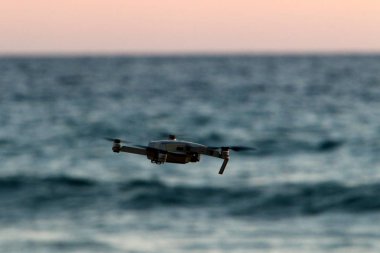 Kuzey İsrail'de bulutlu bir gökyüzünde bir multicopter sinekler ve fotoğraflar deniz manzara 