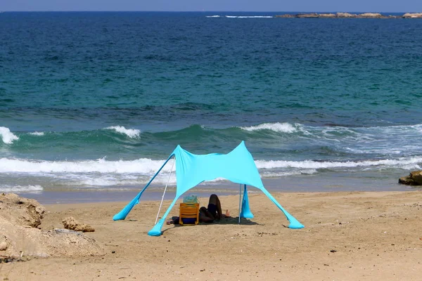 İsrail'in kuzeyinde Akdeniz'in ıssız kıyısında kamp çadırı 