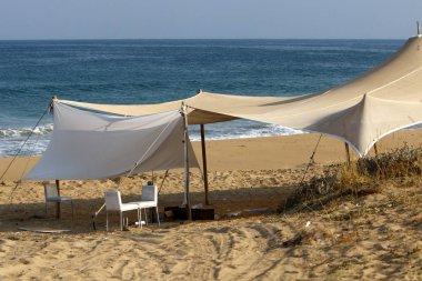 İsrail'in kuzeyinde Akdeniz'in ıssız kıyısında kamp çadırı 